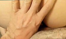 Surov amaterski POV videoposnetek 40-letne MILF, ki se ukvarja z analnim seksom in analno igro