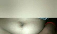 माँ और उसकी योनि के साथ क्लोज-अप में बड़ा लंड चुदाई