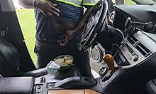 Pelanggan wanita amatur tertangkap mengocok makanan di dalam kereta
