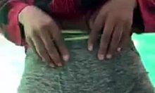 Genç bir kızın klitorisinin ve deve ayaklarının uyarılmasının ev yapımı videosu