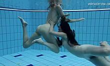 Russische meisjes Clara Umora en Bajankina genieten van hete onderwateractie