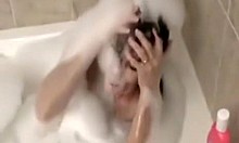Fetish Shower dengan Milf Dewasa Berambut Merah dalam Video Amatir