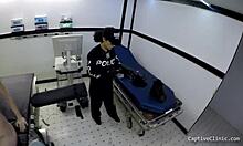 Rukavice a skener těla: Floridská teenka hledá svlékání a končí bondage