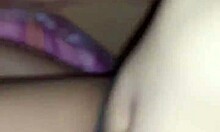 Amateurmeisjes anaal masturberen tijdens een sessie