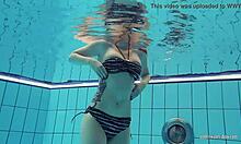 Amatőr tini Katrin meztelenül a víz alatt egy otthoni videóban